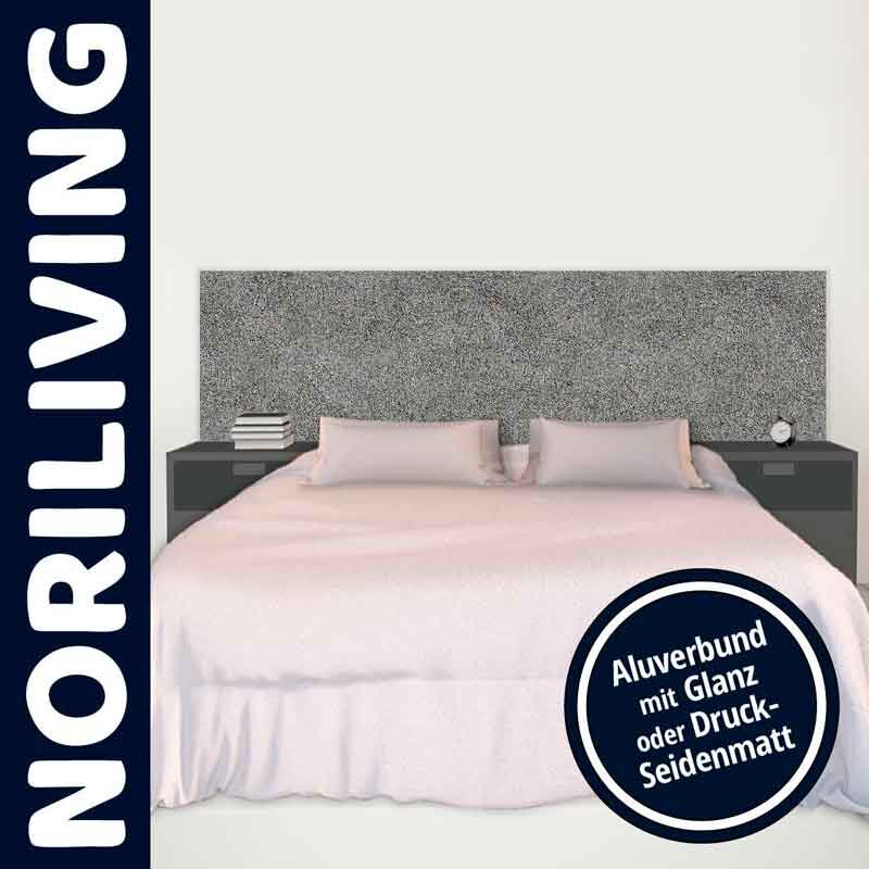 Doppelbett mit grauem strukturiertem Kopfteil und Nachttischen von Noriliving