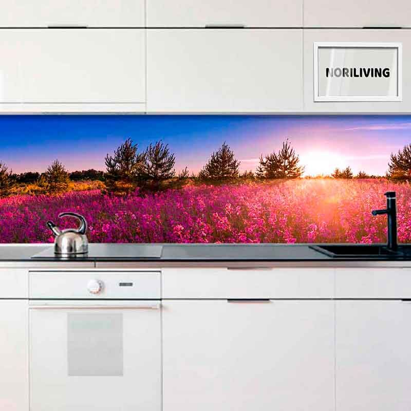 Moderne Küche mit Fototapete eines blühenden Feldes und Sonnenuntergang