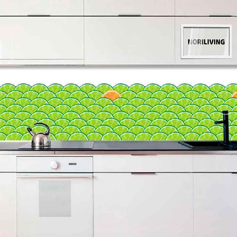 Weiße Kücheneinrichtung mit auffallendem Backsplash aus grünen und orangen Mustern hinter einem Wasserhahn und Wasserkocher