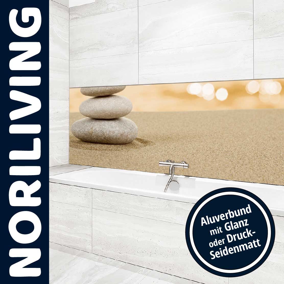 Badezimmer mit dekorativer Wandverkleidung aus Aluverbund mit Kieselsteinen und Sandmotiv