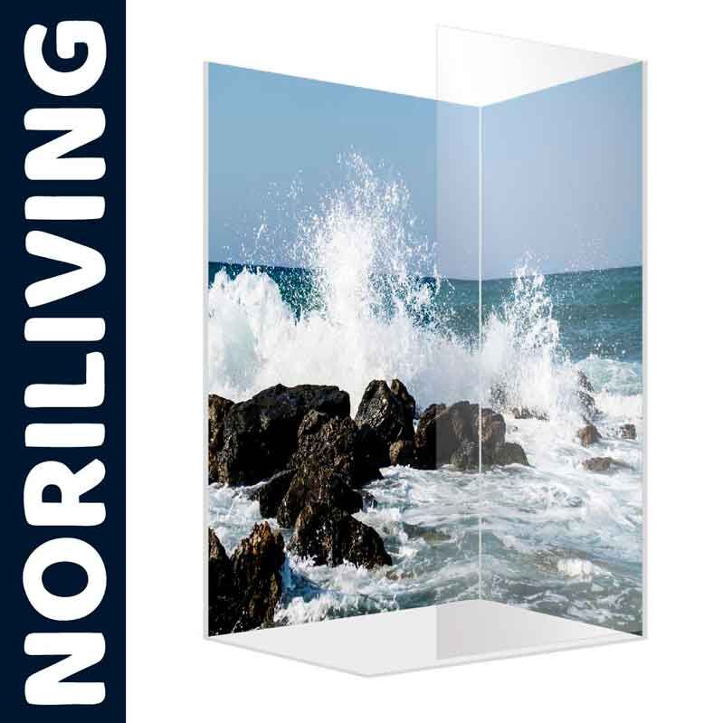 Duschwand von Noriliving mit fotorealistischem Motiv von Wellen, die gegen Felsen schlagen