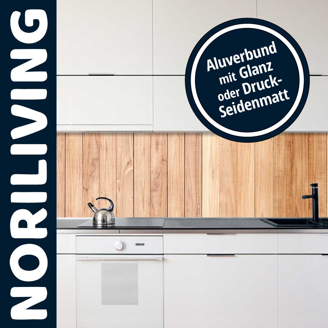 Weiße Einbauküche mit Holzoptik-Rückwand und Wasserkocher auf der Arbeitsplatte