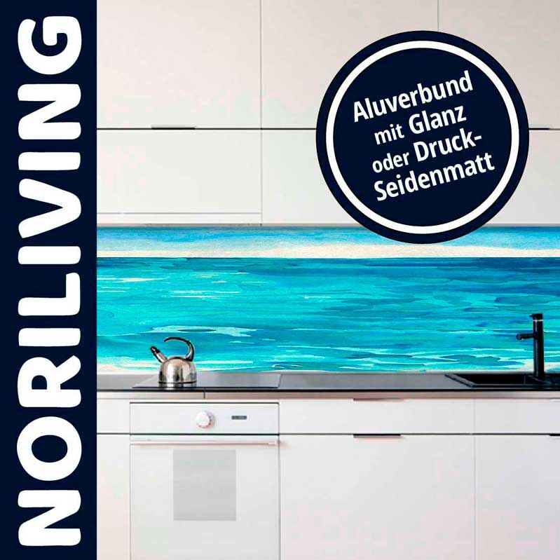 Helle Küche mit einer blauen Aluverbund Rückwand in glänzendem oder mattem Druck von NORILIVING