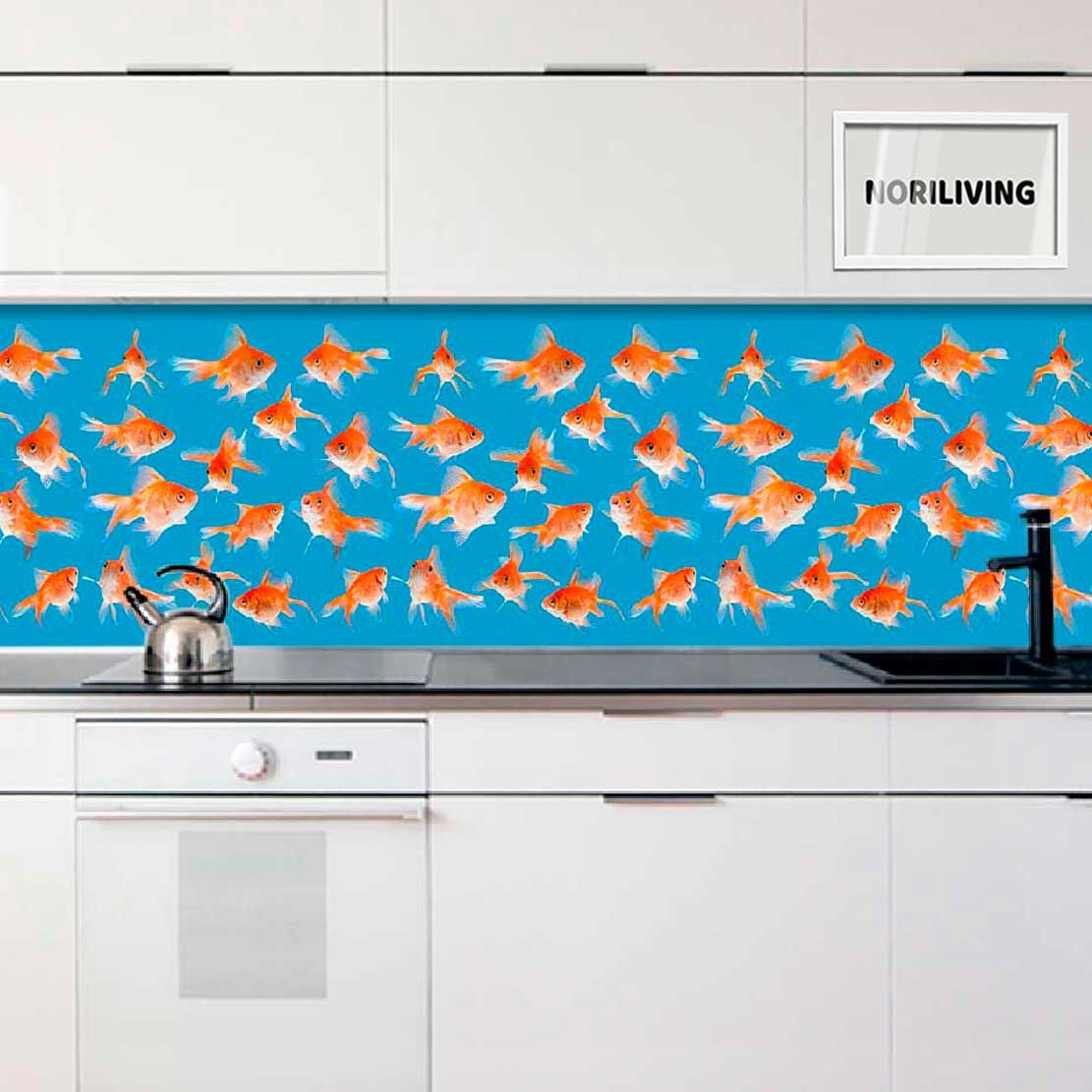 Eine moderne Küche mit einem blauen Wandsticker mit goldenen Fischen hinter der Arbeitsfläche
