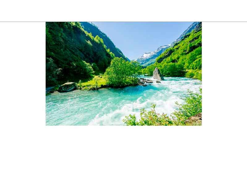 Ein türkisfarbener Fluss fließt durch eine grüne Berglandschaft mit blauem Himmel in den Alpen.
