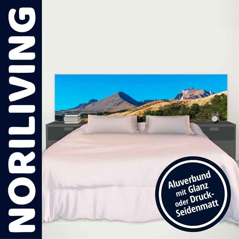 Modernes Schlafzimmer mit Berglandschaft-Kopfteil und Seitentischen von Noriliving, in Aluminium-Verbund erhältlich