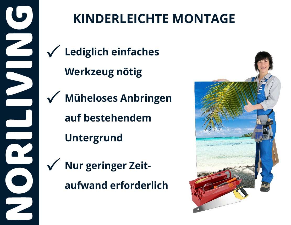Person mit Wanddekorationswerkzeug und Strandmotiv, Darstellung kinderleichter Montage durch NoriLiving