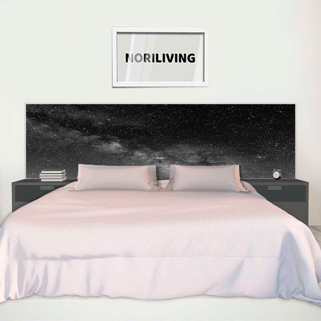 im Schlafzimmer eingebaute Bettrückwand mit Motiv Sternenhimmel 558 schwarz-weiß