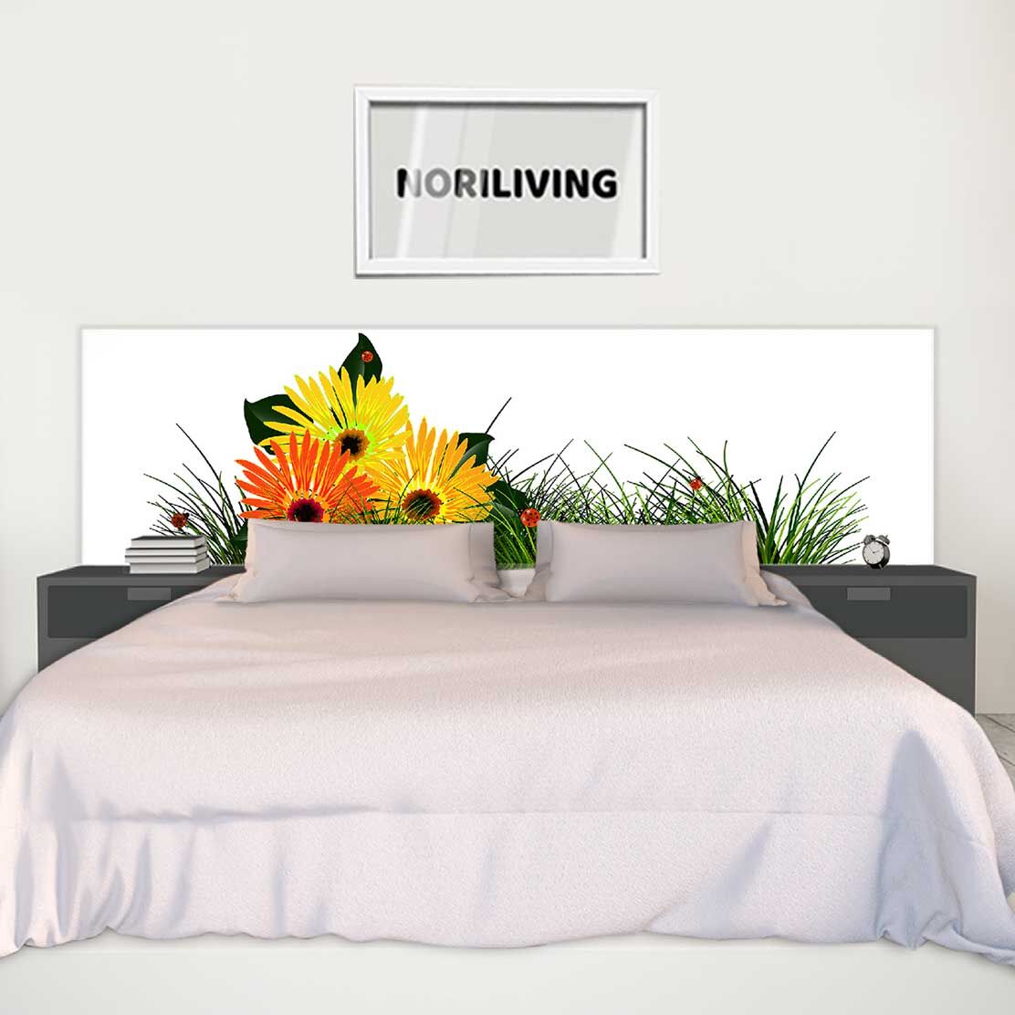 im Schlafzimmer eingebaute Bettrückwand mit Motiv grünes Gras und Marienkäfer reflektiert 584