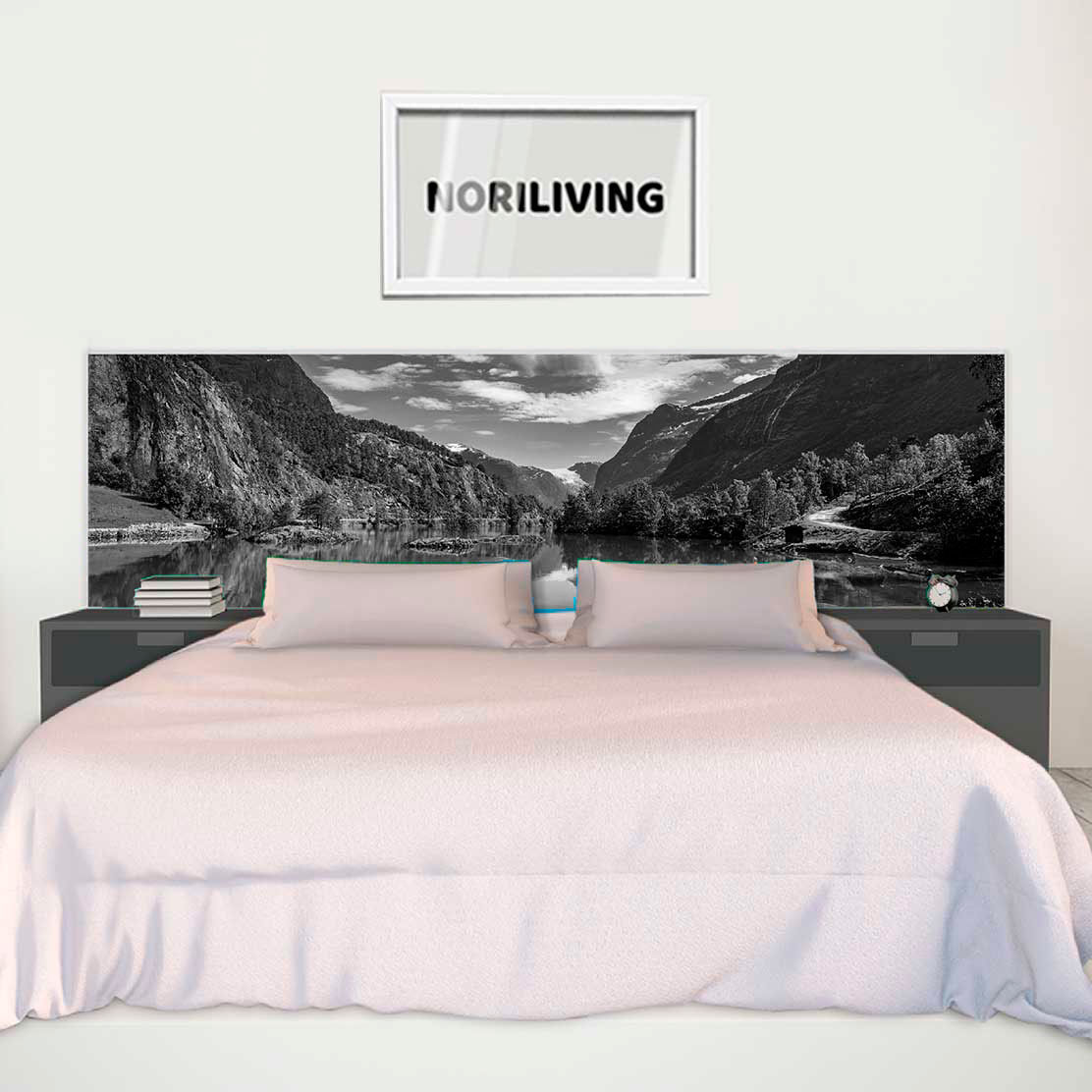 im Schlafzimmer eingebaute Bettrückwand mit Motiv Gebirgssee in Norwegen 798 schwarz-weiß