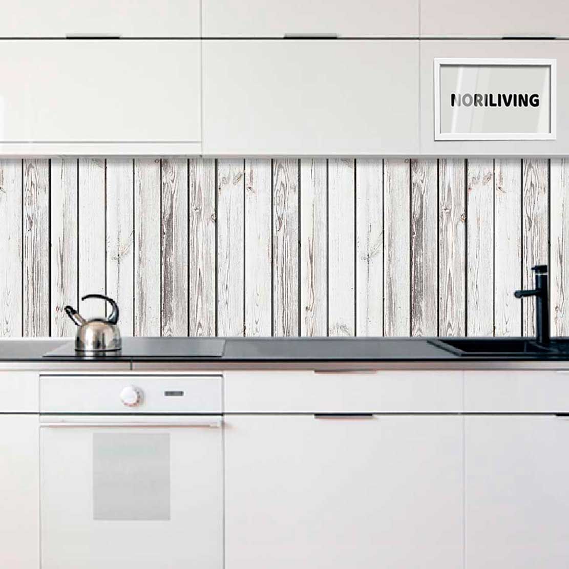 Moderne Küche mit weißen Schränken und dekorativer Holzverkleidung