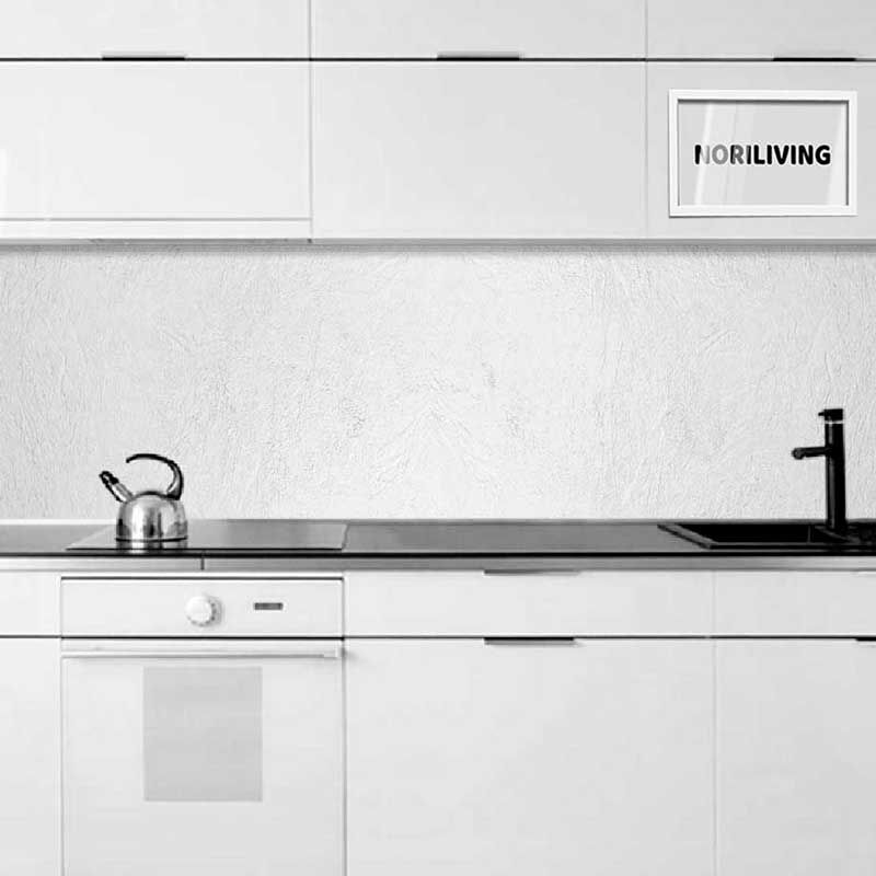 Minimalistische weiße Küche mit Wasserkocher auf der Arbeitsplatte und schwarzem Wasserhahn
