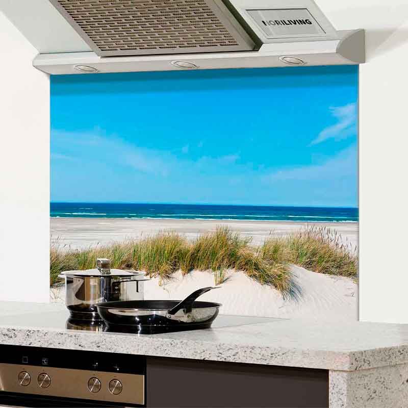 Moderne Küche mit Rückwand, die ein Strand- und Meerbild zeigt. Spüle mit Töpfen und Pfanne im Vordergrund.