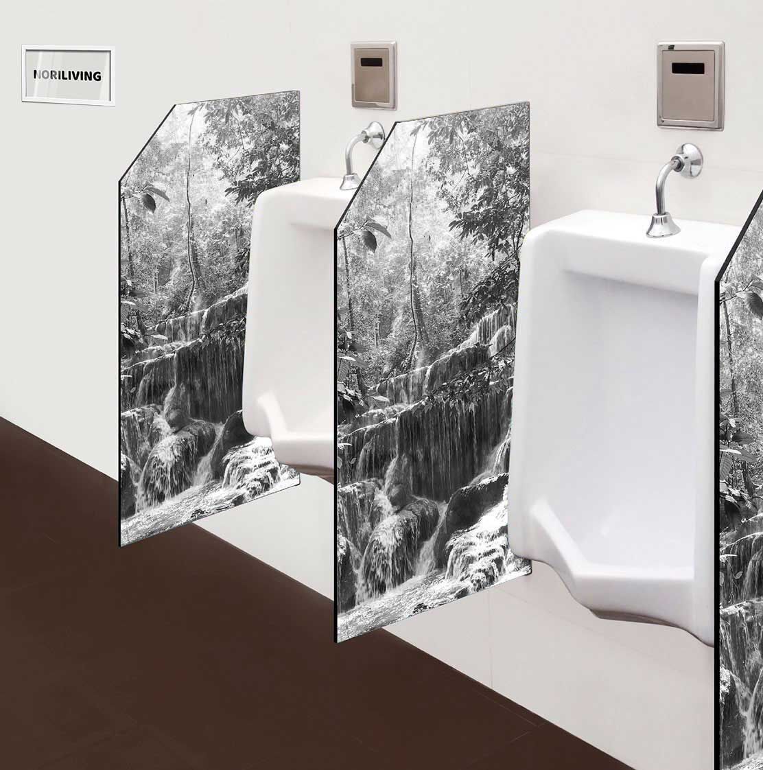 in der Toilette eingebaute Schamwand mit Motiv Wasserfall im Wald 082 schwarz-weiß
