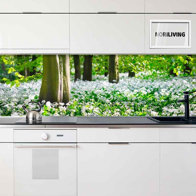 Moderne Küche mit Fototapete, die einen Wald und blühende Pflanzen zeigt