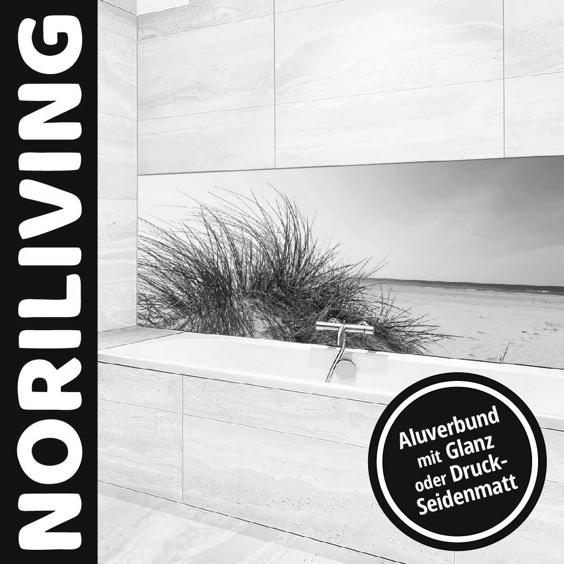 Badezimmer mit Wanddruck auf Aluverbund, Motiv von Strand und Dünen, präsentiert von Noriliving