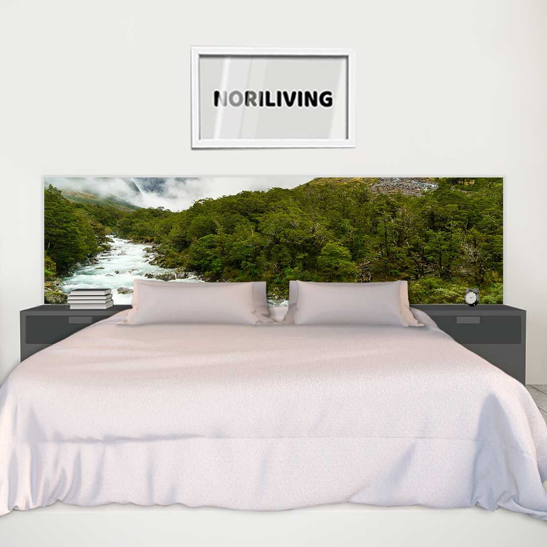 im Schlafzimmer eingebaute Bettrückwand mit Motiv Hollyford River Valley Neuseeland 575