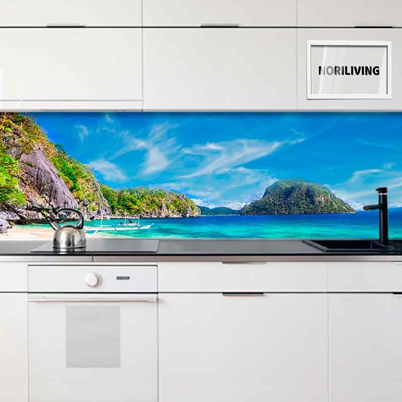 Moderne Küche mit bedruckter Rückwand, die einen tropischen Strand zeigt