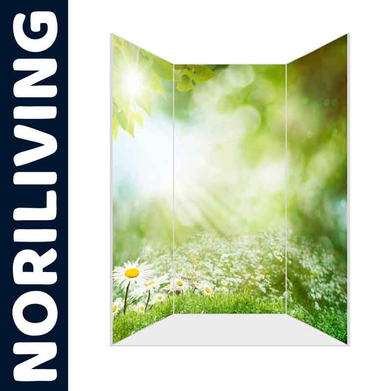 Raumteiler mit frühlingshaftem Blumenwiese-Motiv und Noriliving-Logo