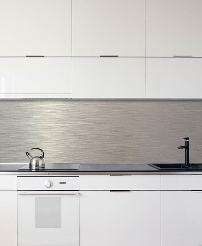 Moderne weiße Küche mit Glaskeramikkochfeld und Wasserkocher Weiße Küche mit minimalistischen Schränken, Glaskeramikkochfeld, Wasserkocher und schwarzer Armatur