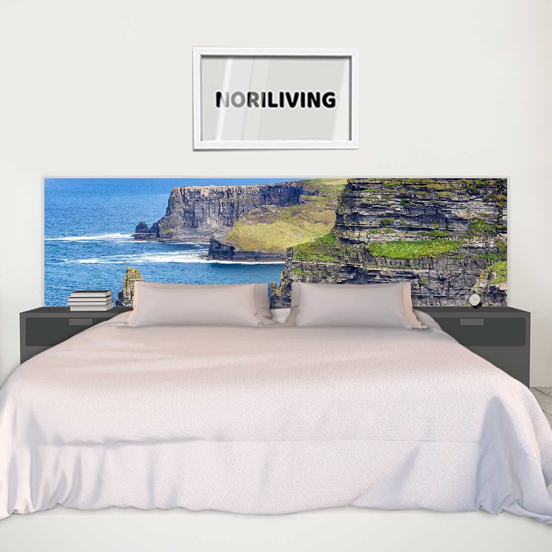 im Schlafzimmer eingebaute Bettrückwand mit Motiv Ozean Klippen Irland 726