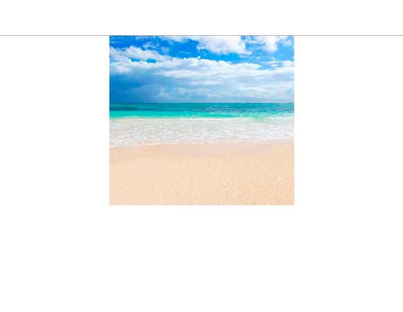 Ein ruhiger Sandstrand mit türkisfarbenem Meer und blauem Himmel