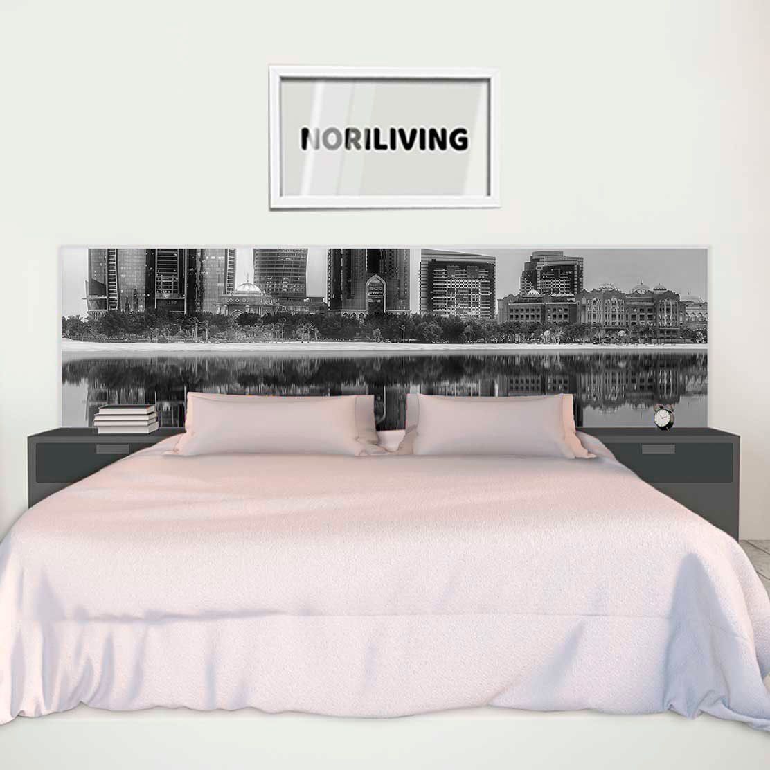 im Schlafzimmer eingebaute Bettrückwand mit Motiv Abu Dhabi Hochhaus 660 schwarz-weiß