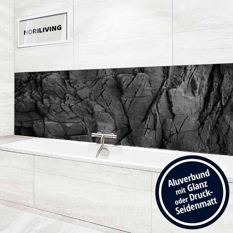Badezimmer mit weißer Wanne und schwarzer Felsoptik-Wandverkleidung aus Alu-Verbundmaterial