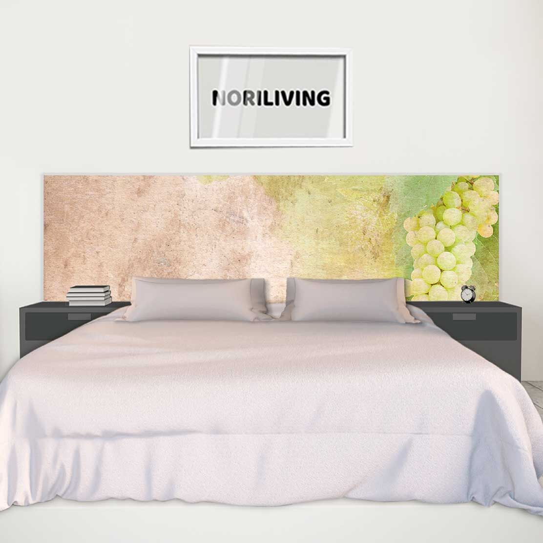 im Schlafzimmer eingebaute Bettrückwand mit Motiv Weintrauben vor beiger Fassade 298
