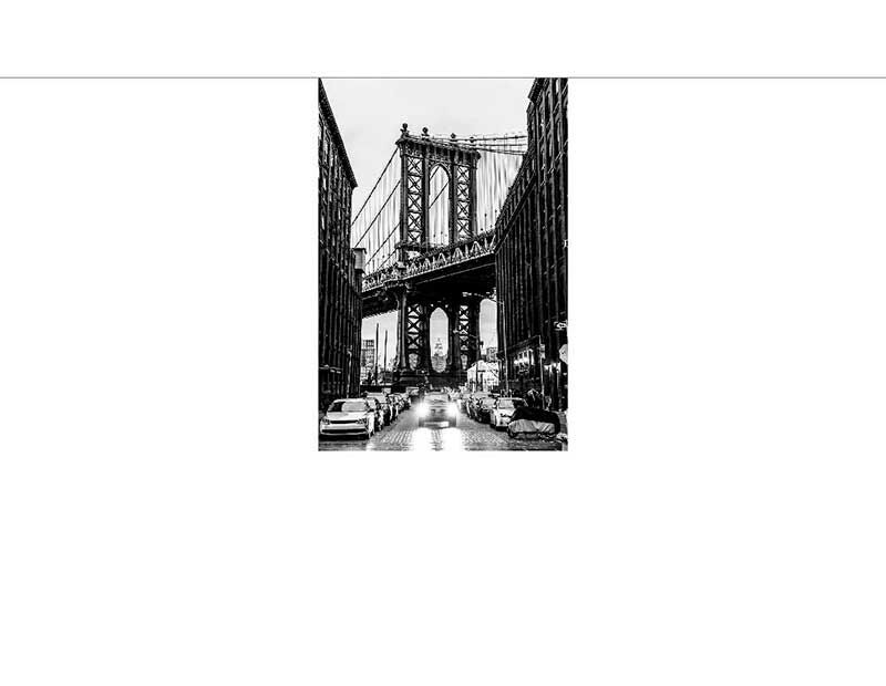 Straßenansicht der Manhattan Bridge in New York City in Schwarz-weiß aufgenommen