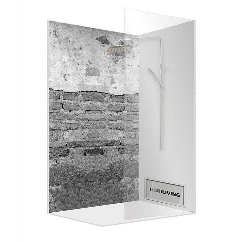 Duschkabine mit rustikaler Vintage-Wand und moderner Glasabtrennung