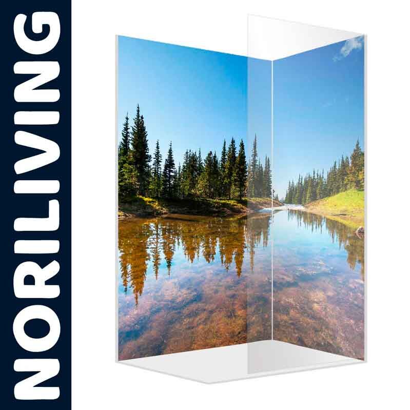 Duschabtrennung mit einem klaren Bergfluss und Tannenwald im Hintergrund von Noriliving
