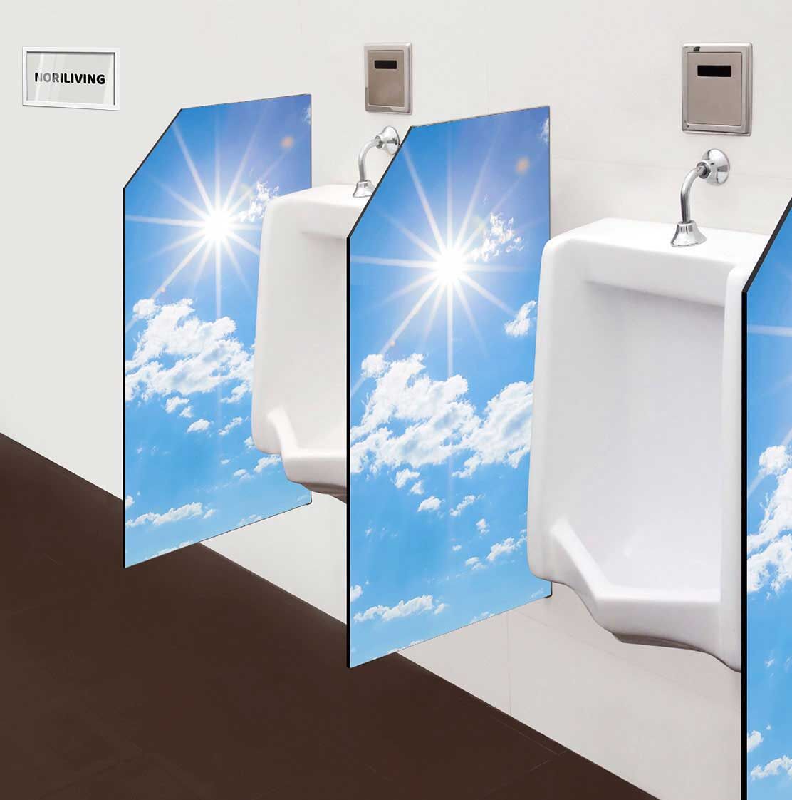in der Toilette eingebaute Schamwand mit Motiv blauer Himmel mit Wolken und Sonnenschein 562