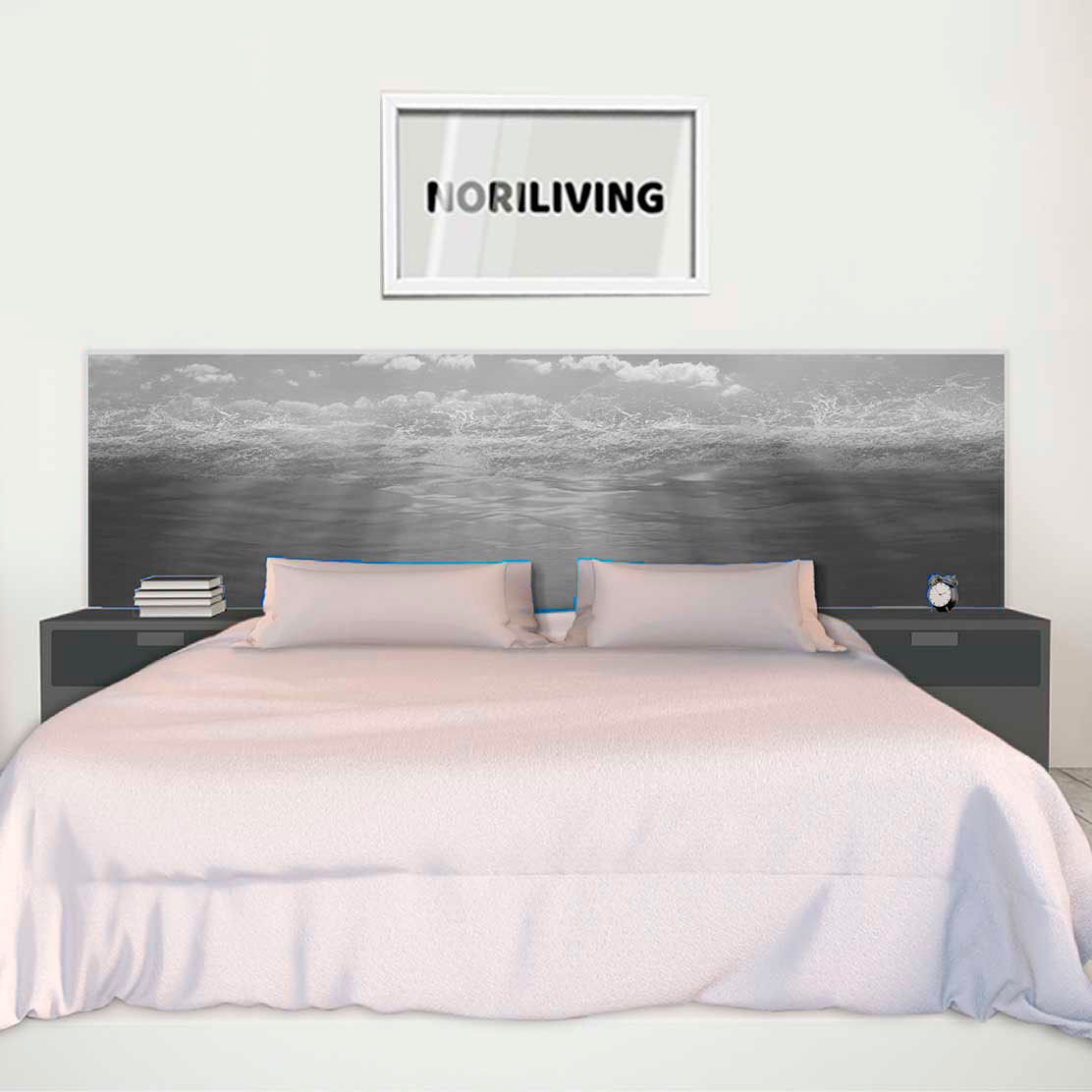 im Schlafzimmer eingebaute Bettrückwand mit Motiv Unterwasser in der Tiefe 927b schwarz-weiß