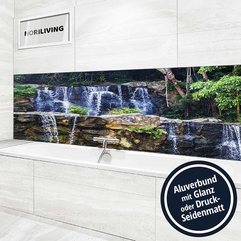 Badezimmer mit Alubond-Wandverkleidung, die einen Wasserfall zeigt, montiert über der Badewanne, mit Glanz- oder Druck-Seidenmatt-Option.
