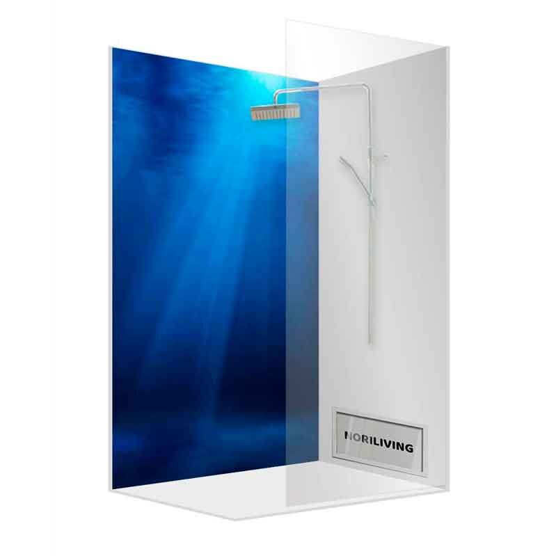 Moderne Walk-In Dusche mit blauem Hintergrund und eleganter Regenbrause