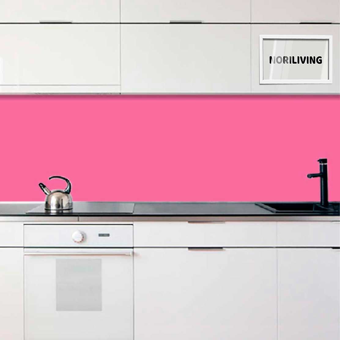 Weiße Küchenschränke, rosa Rückwand, schwarzer Wasserhahn und Teekanne