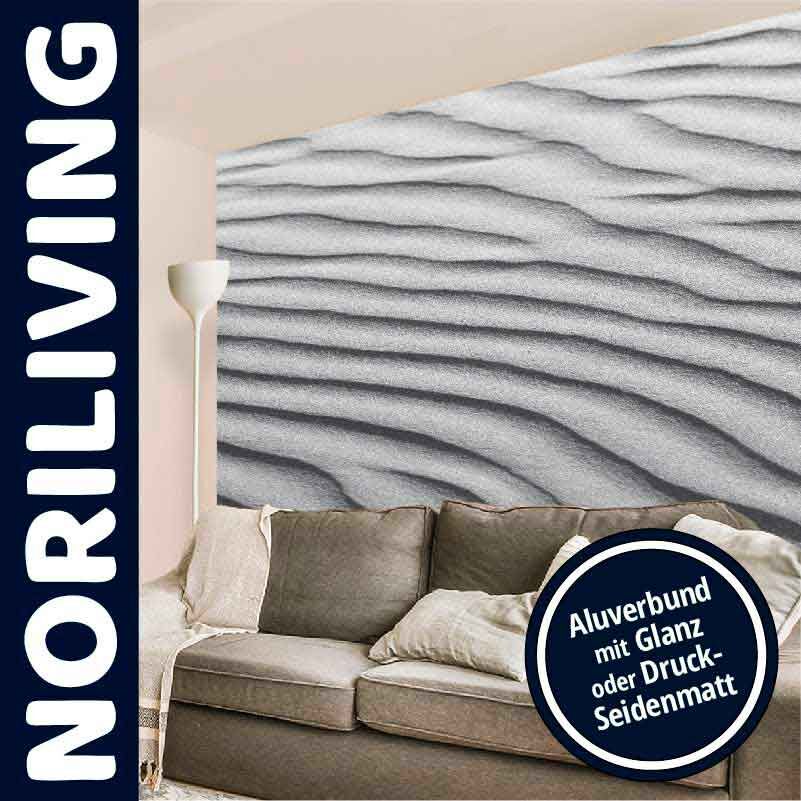 Moderne Wohnzimmergestaltung mit grauer Sanddünen-Tapete im Aluverbund, Sofa und Stehlampe