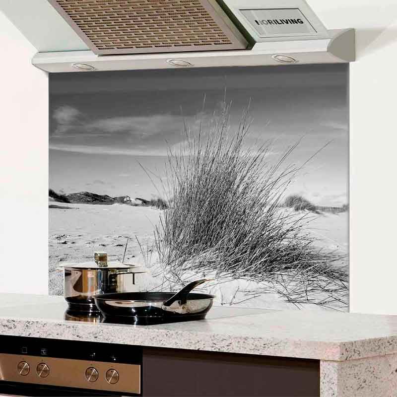 Küche mit Rückwand zeigt eine Schwarz-Weiß-Aufnahme eines Strandes mit Dünen und Gräsern