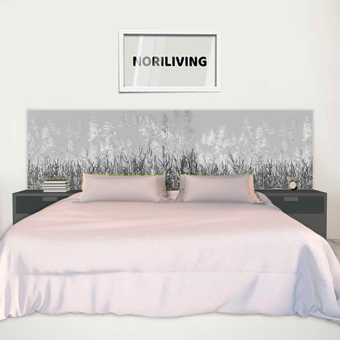 im Schlafzimmer eingebaute Bettrückwand mit Motiv Zuckerrohrpflanzen unter blauem Himmel 110 schwarz-weiß