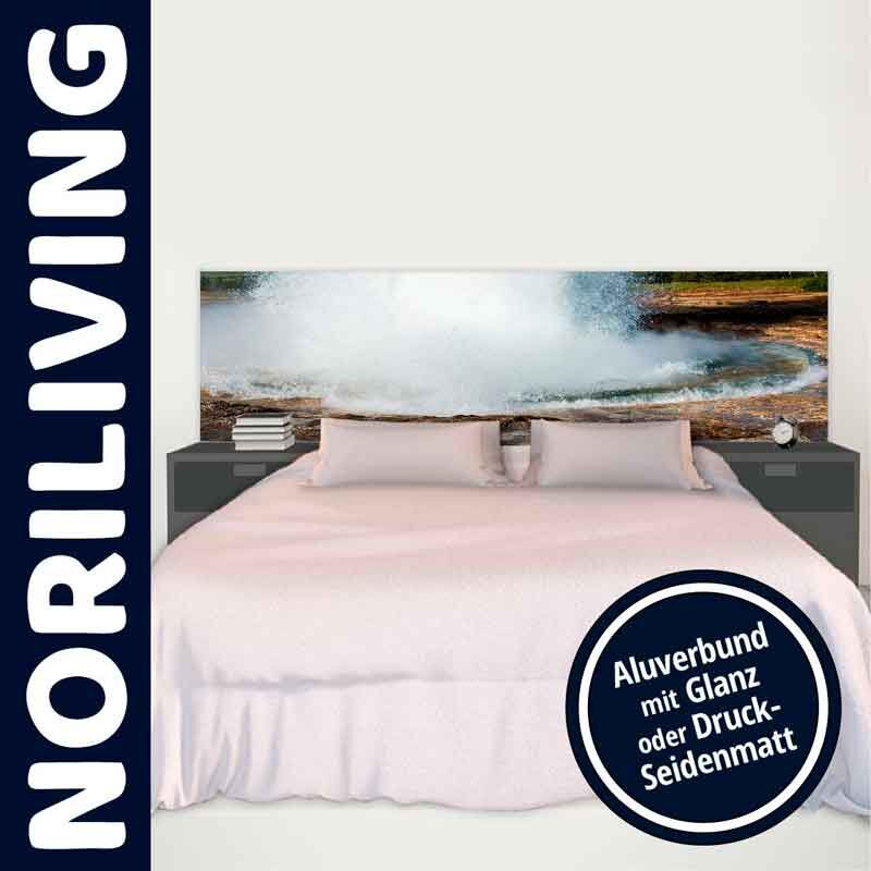 Schlafzimmer mit Noriliving Bett, Aluverbund-Design-Kunst am Kopfteil und eleganter Bettwäsche