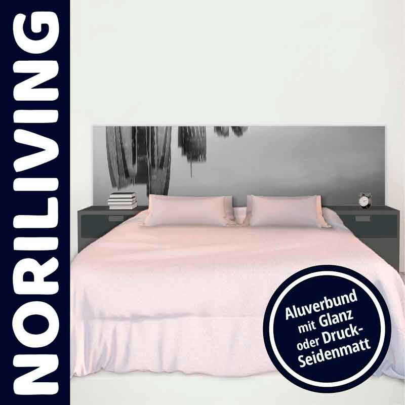 Modernes Schlafzimmer mit Doppelbett und kreativem Kopfteil, umgeben von Nachttischen und Dekoration