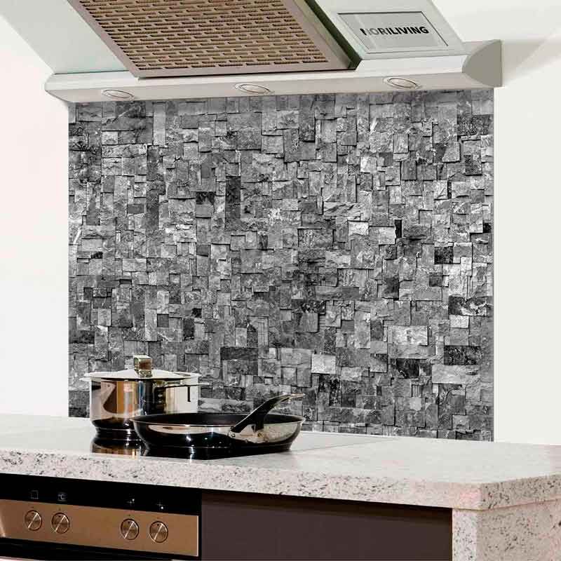 Kochbereich mit glänzender Edelstahl-Pfanne und detailgetreuer Steinmosaik-Rückwand