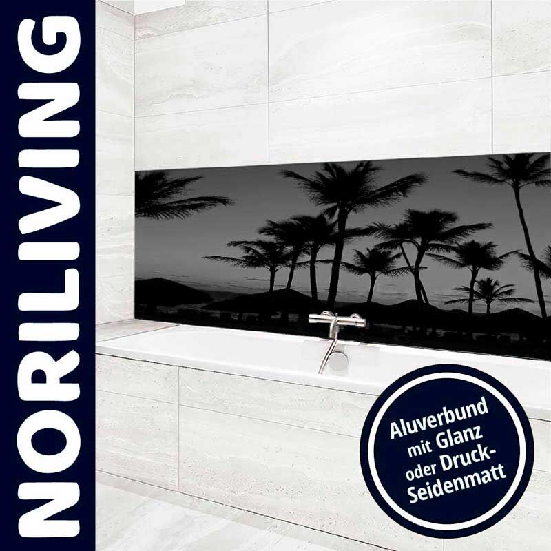 Elegantes Badezimmer mit Palmenmotiv auf Aluverbund-Rückwand, präsentiert von Noriliving