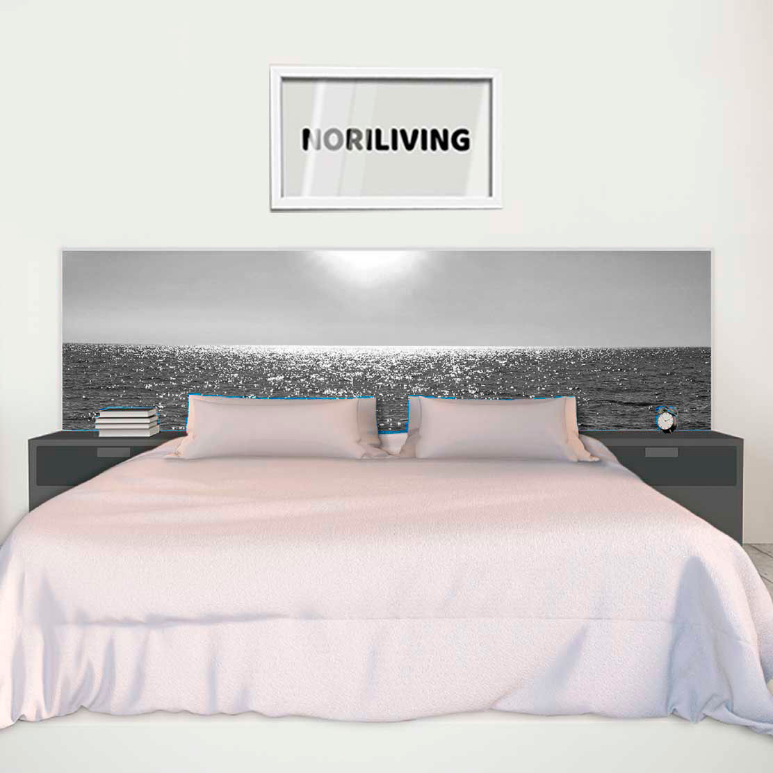 im Schlafzimmer eingebaute Bettrückwand mit Motiv aufgehende Sonne am blauen Meer 473 schwarz-weiß