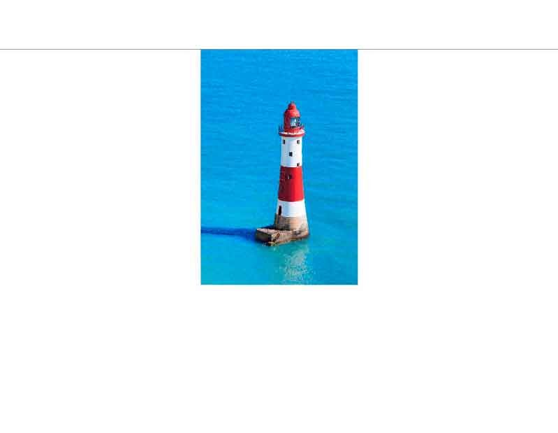 Weiß-roter Leuchtturm im klaren, blauen Wasser bei Tageslicht