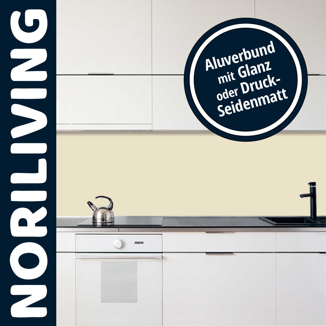 Elegante weiße Küche mit Aluverbund-Rückwand von Noriliving, verfügbar in Glanz oder Druck-Seidenmatt-Ausführung.