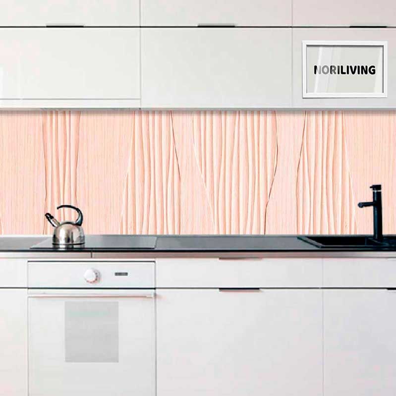 Helle moderne Küche mit strukturiertem Rückwand-Panel hinter Arbeitsfläche und Wasserhahn