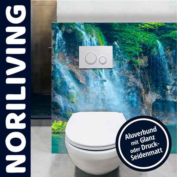 Toilette mit großflächigem Wasserfall-Druck und glänzender oder satinierter Oberfläche, umgeben von üppigem Grün