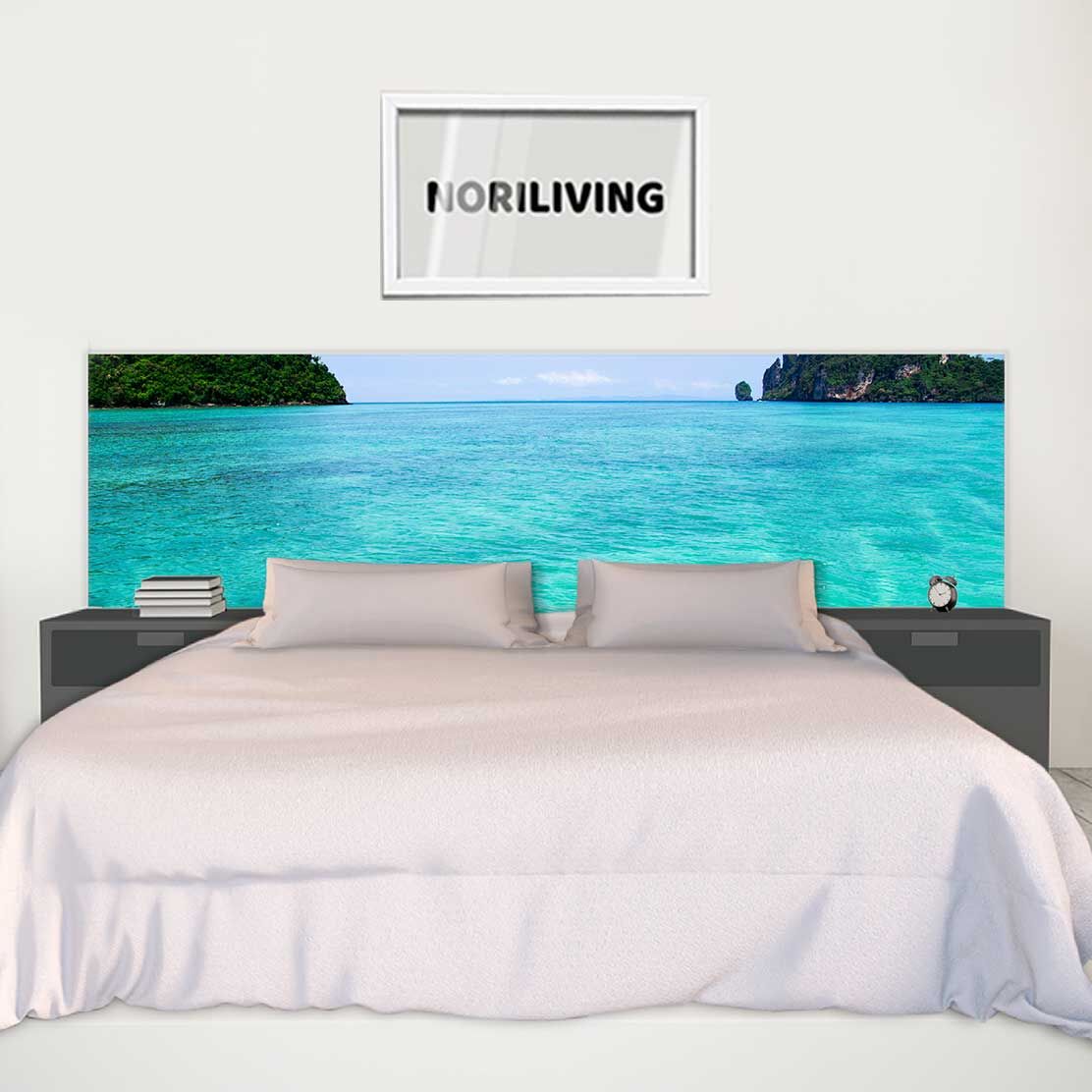im Schlafzimmer eingebaute Bettrückwand mit Motiv grüne Felsen am Meer 314